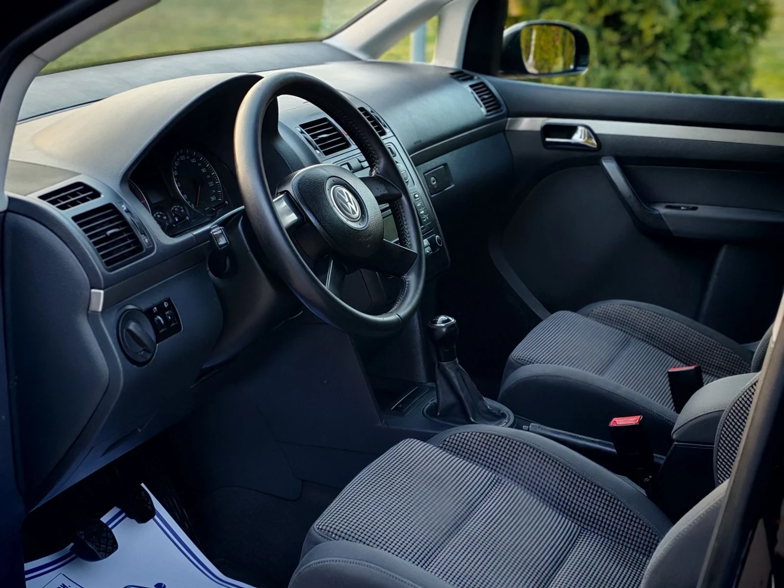 VW Touran 1.9TDI(101)* HIGHLINE* 6-СКОРОСТИ* НОВ ВНОС* , снимка 12 - Автомобили и джипове - 53850269