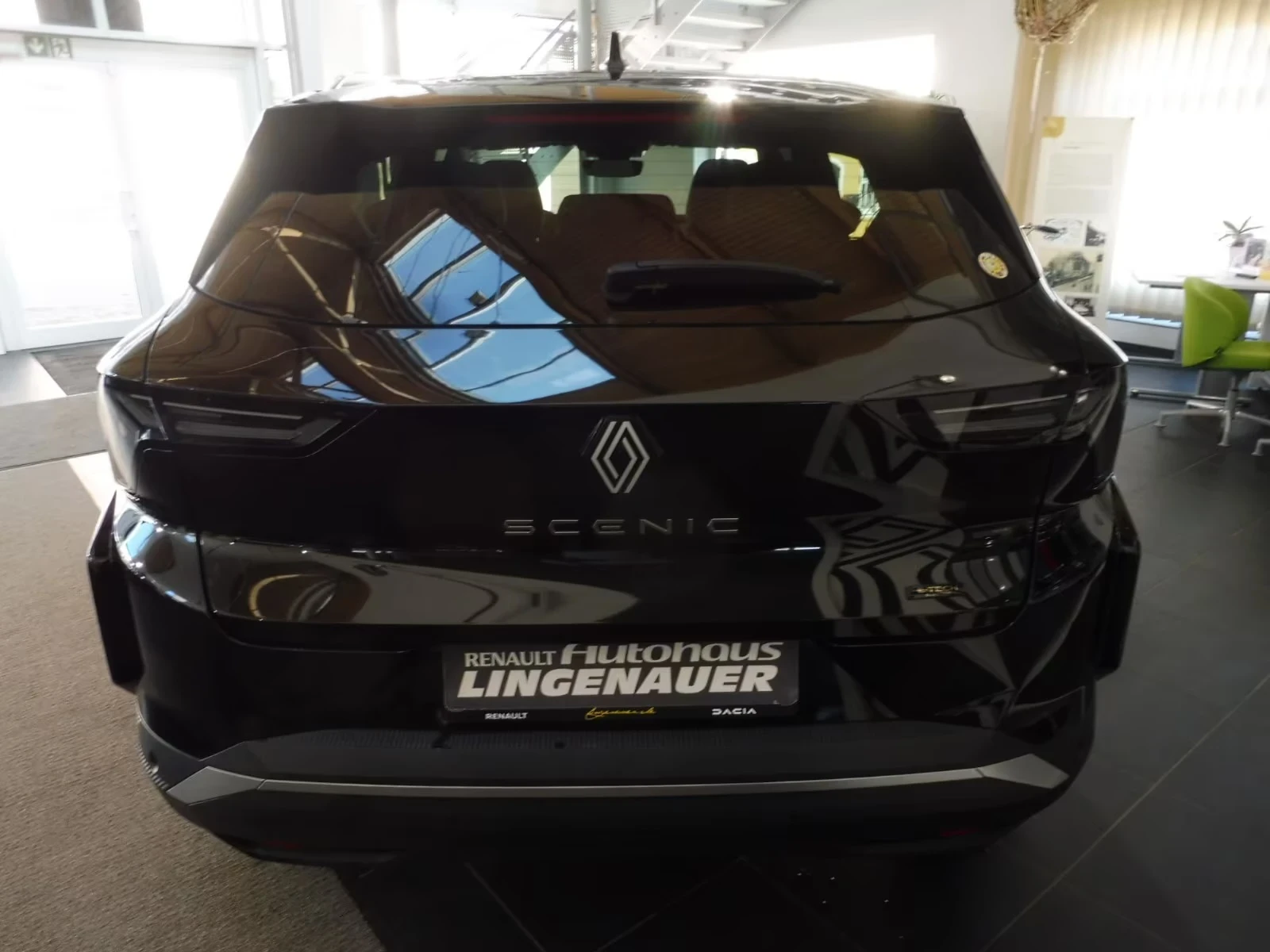 Renault Scenic E-Tech 60kwh Keyless Heated Seats Blind Spot LED, снимка 7 - Автомобили и джипове - 54092048