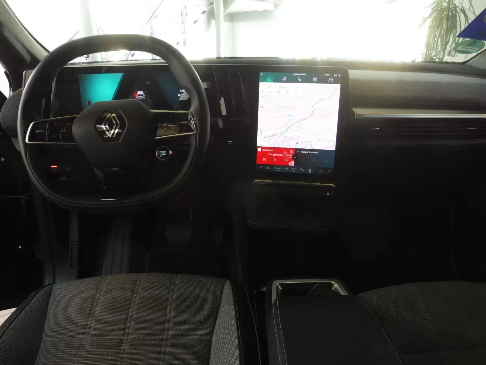 Renault Scenic E-Tech 60kwh Keyless Heated Seats Blind Spot LED, снимка 11 - Автомобили и джипове - 54092048