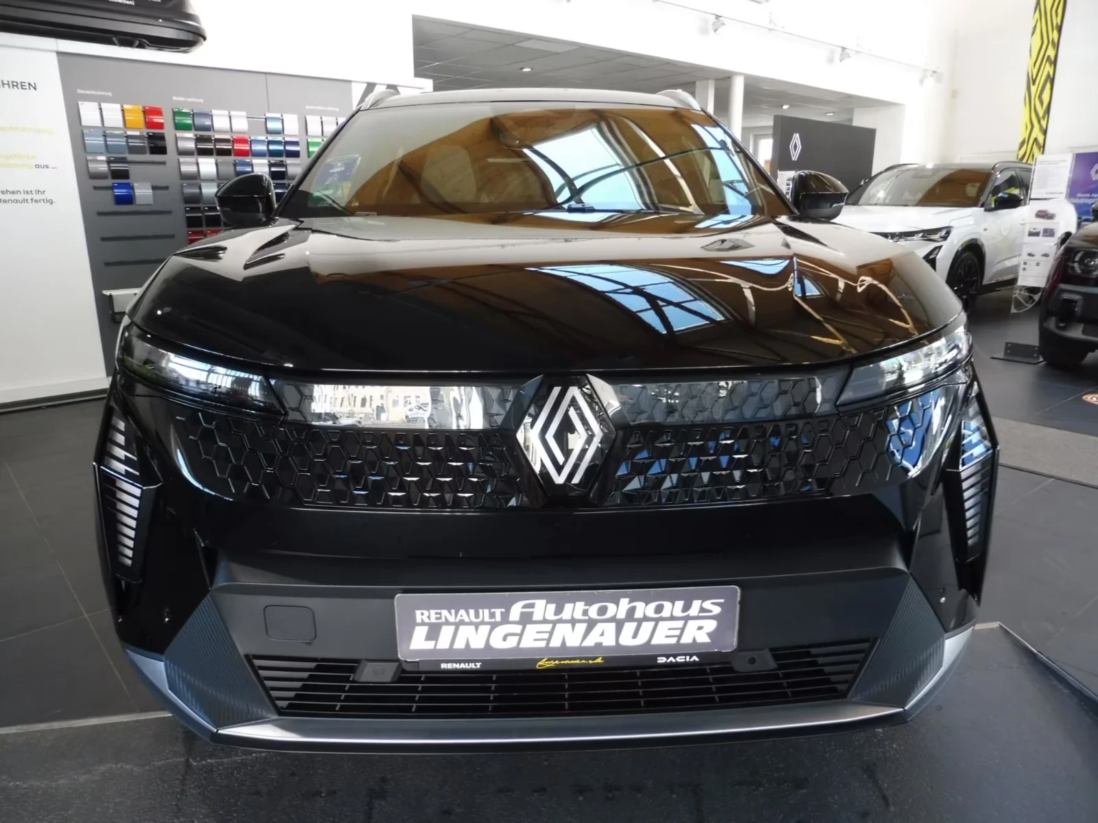 Renault Scenic E-Tech 60kwh Keyless Heated Seats Blind Spot LED, снимка 2 - Автомобили и джипове - 54092048