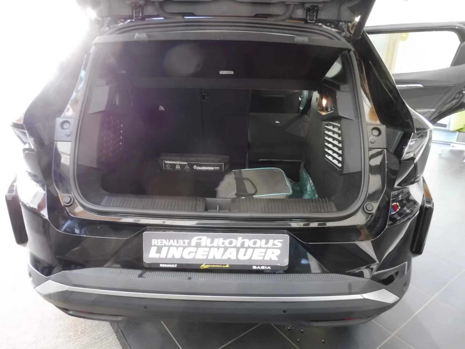 Renault Scenic E-Tech 60kwh Keyless Heated Seats Blind Spot LED, снимка 8 - Автомобили и джипове - 54092048