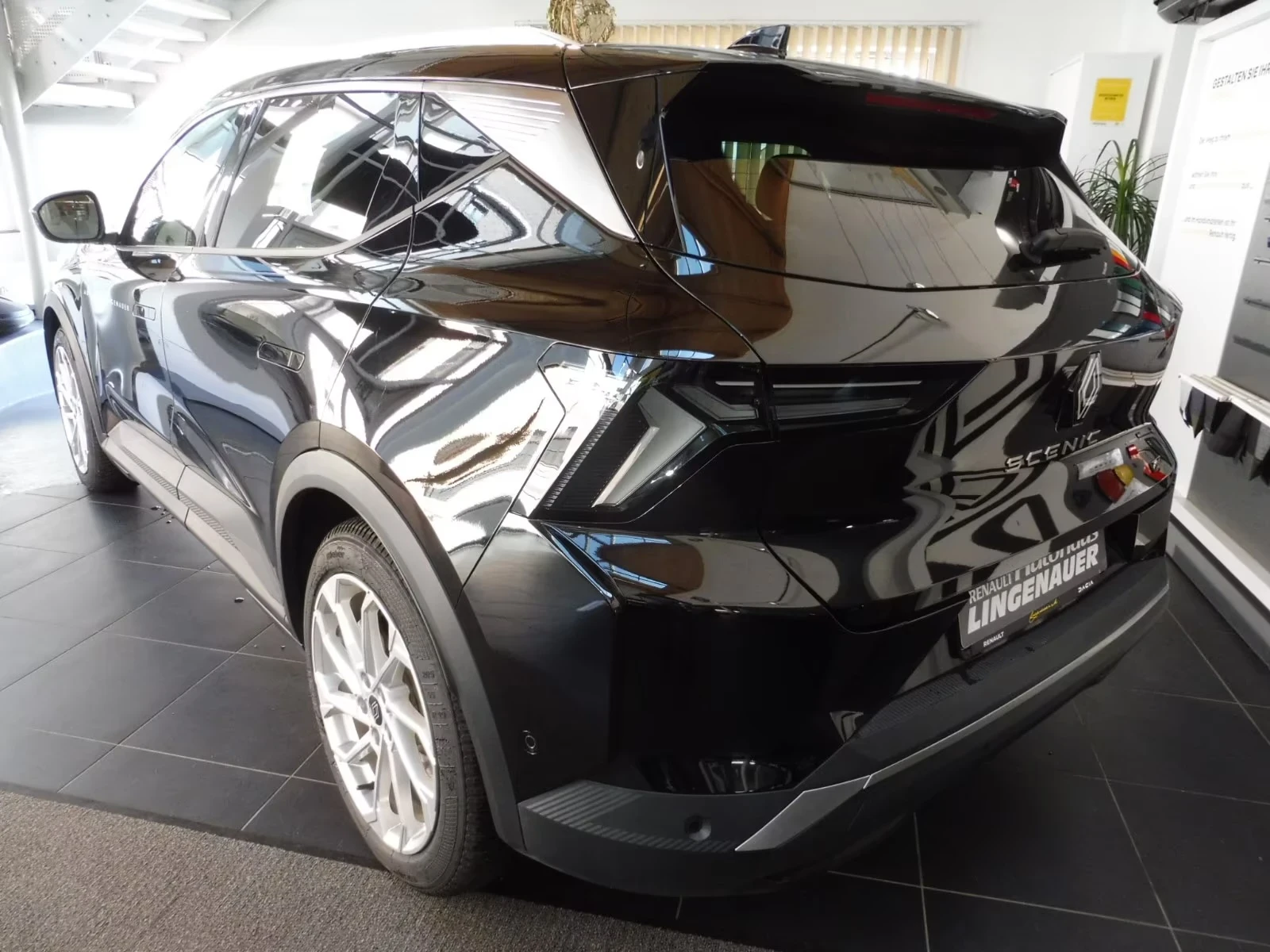 Renault Scenic E-Tech 60kwh Keyless Heated Seats Blind Spot LED, снимка 6 - Автомобили и джипове - 54092048