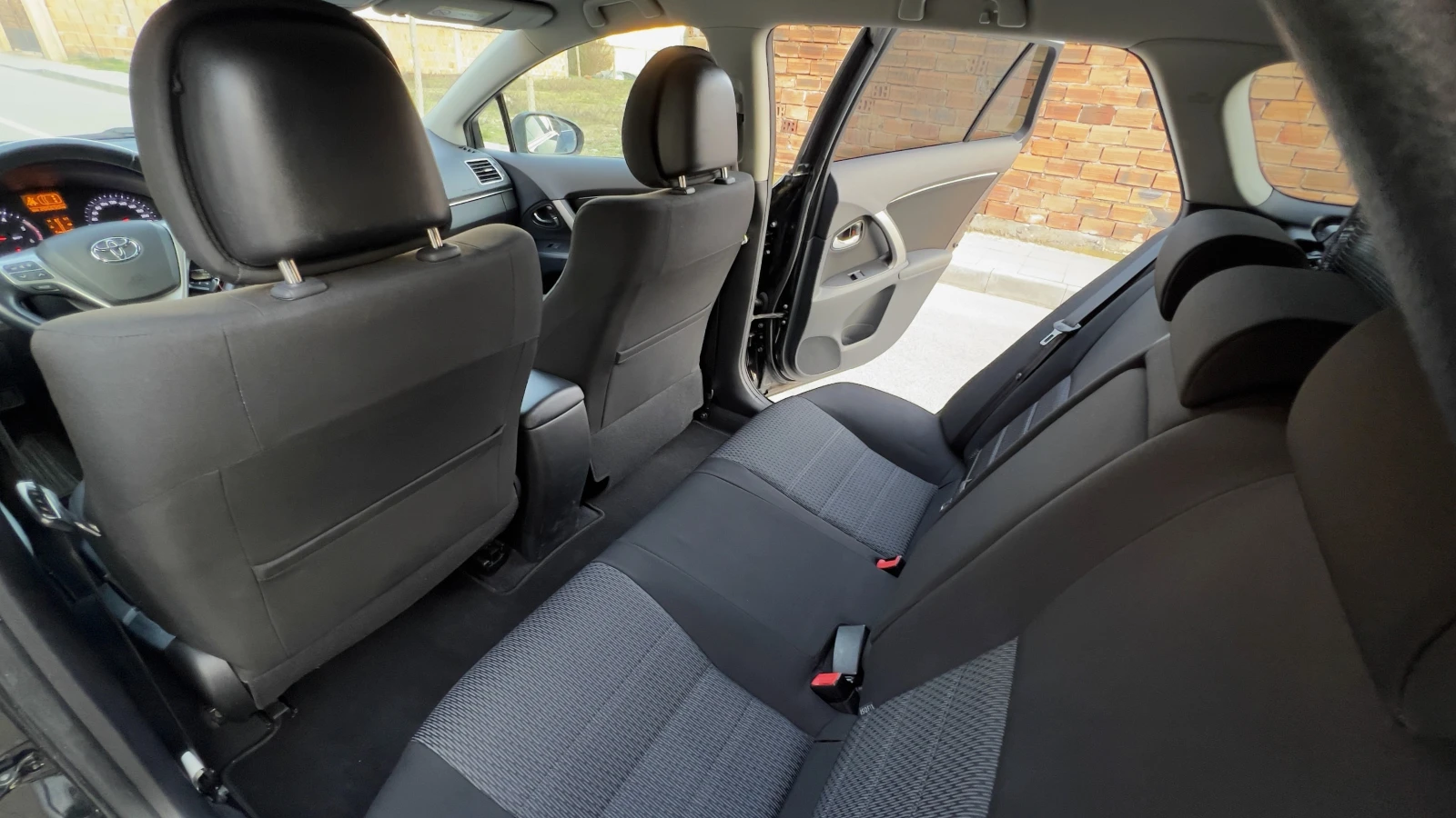 Toyota Avensis 2.2 D-4D , снимка 10 - Автомобили и джипове - 54234563