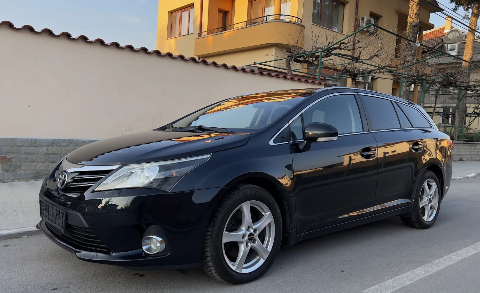 Toyota Avensis 2.2 D-4D , снимка 2 - Автомобили и джипове - 54234563
