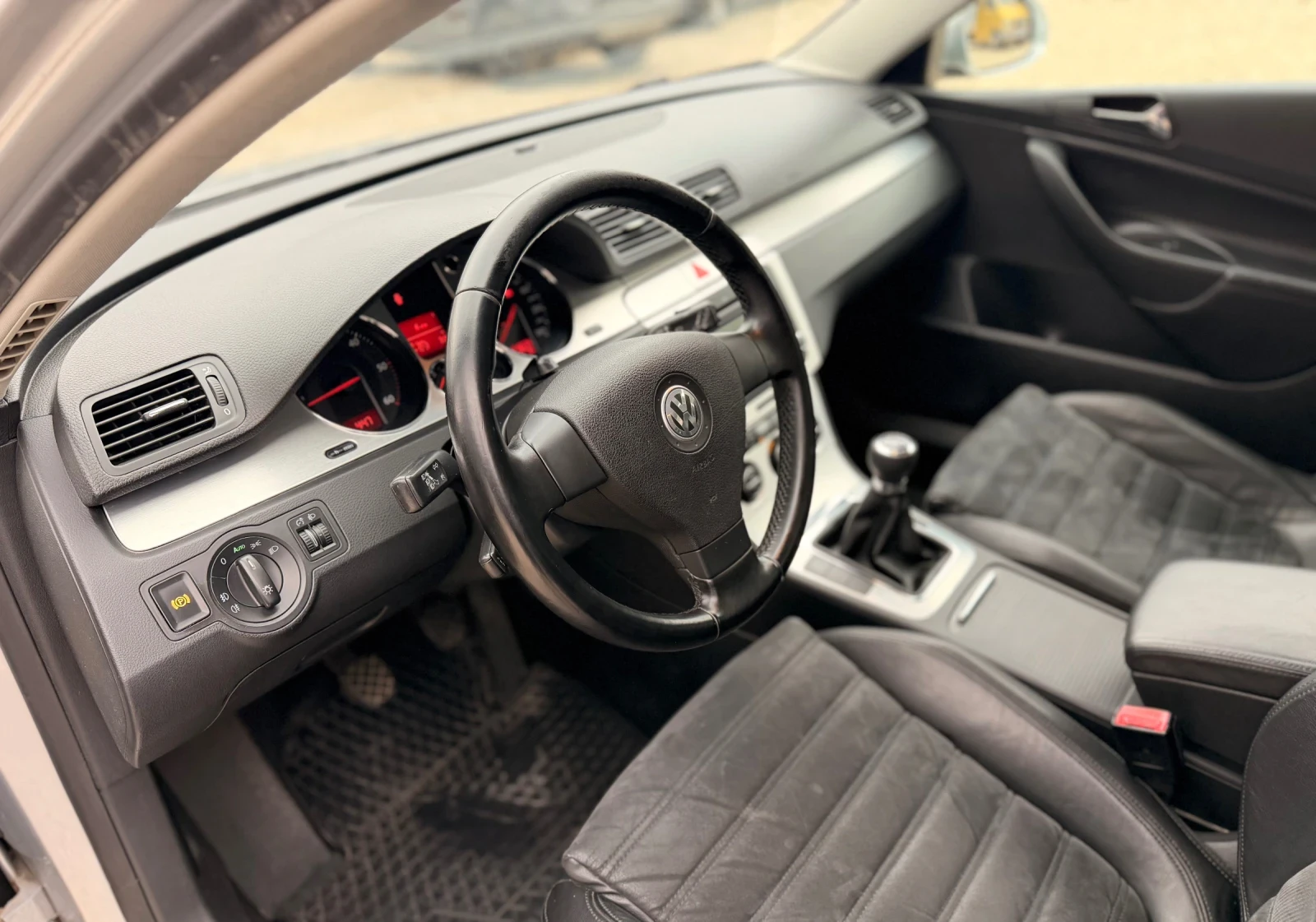 VW Passat 1.9 TDI Highline, снимка 12 - Автомобили и джипове - 54822711