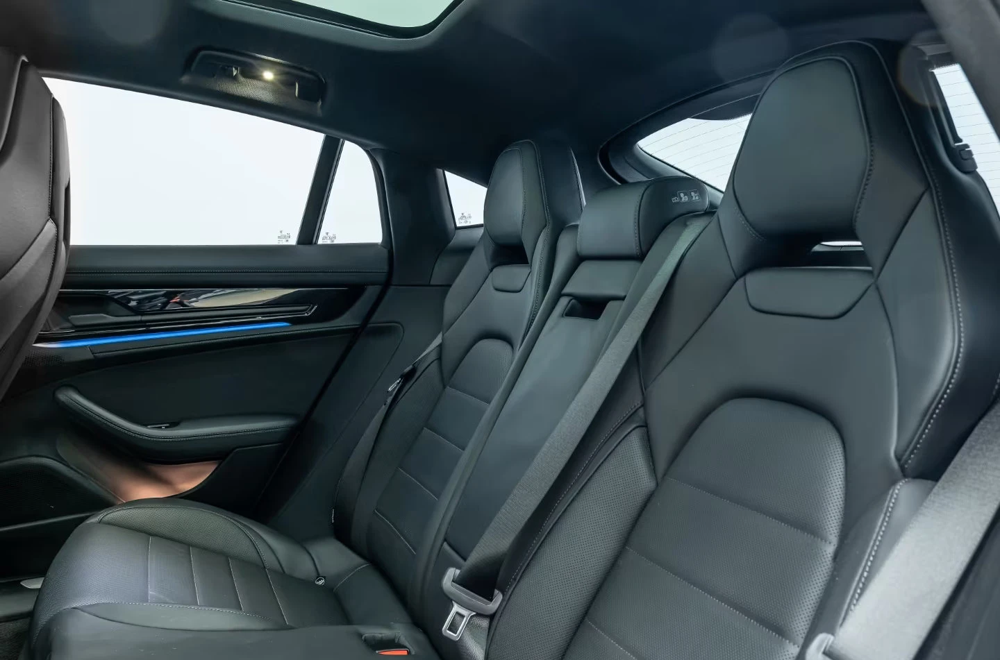 Porsche Panamera 4/E-HYBRID/470HP/MATRIX/PANO/360/CHRONO/HUD/544z, снимка 15 - Автомобили и джипове - 55172826