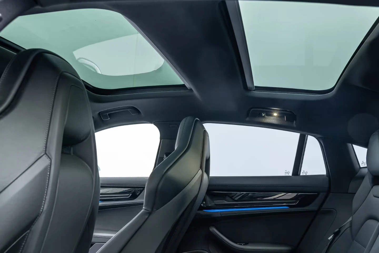 Porsche Panamera 4/E-HYBRID/470HP/MATRIX/PANO/360/CHRONO/HUD/544z, снимка 16 - Автомобили и джипове - 55172826