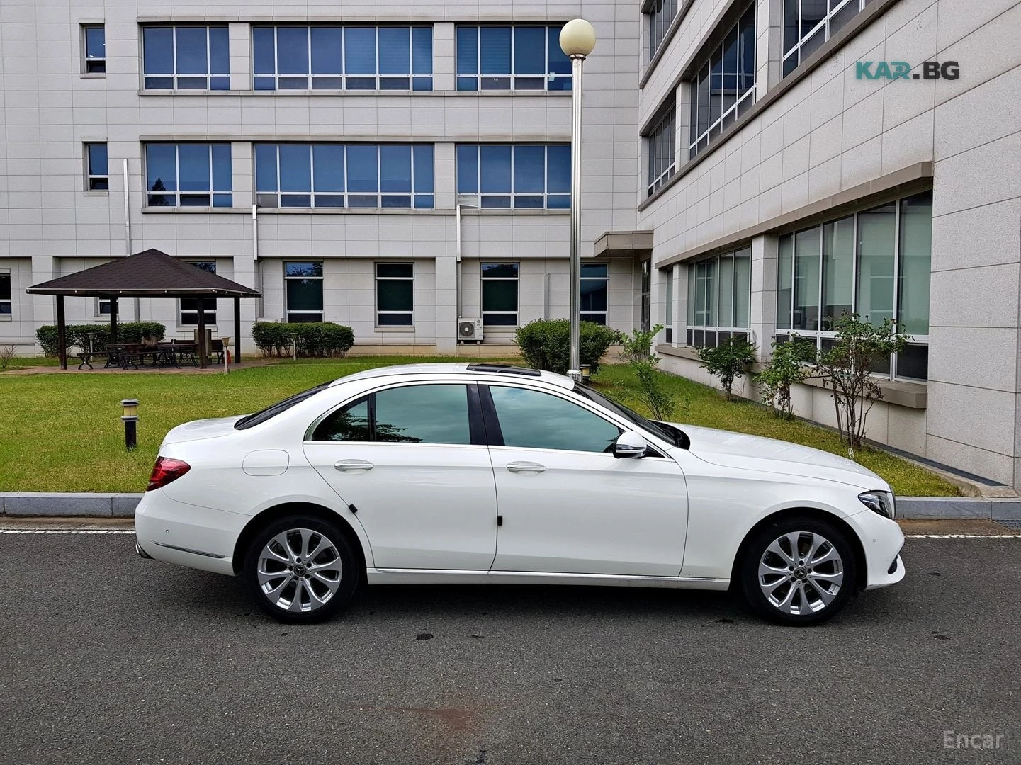Mercedes-Benz E 220 D 4MATIC EXCLUSIVE Автокредит Цена до България, снимка 2 - Автомобили и джипове - 55189458