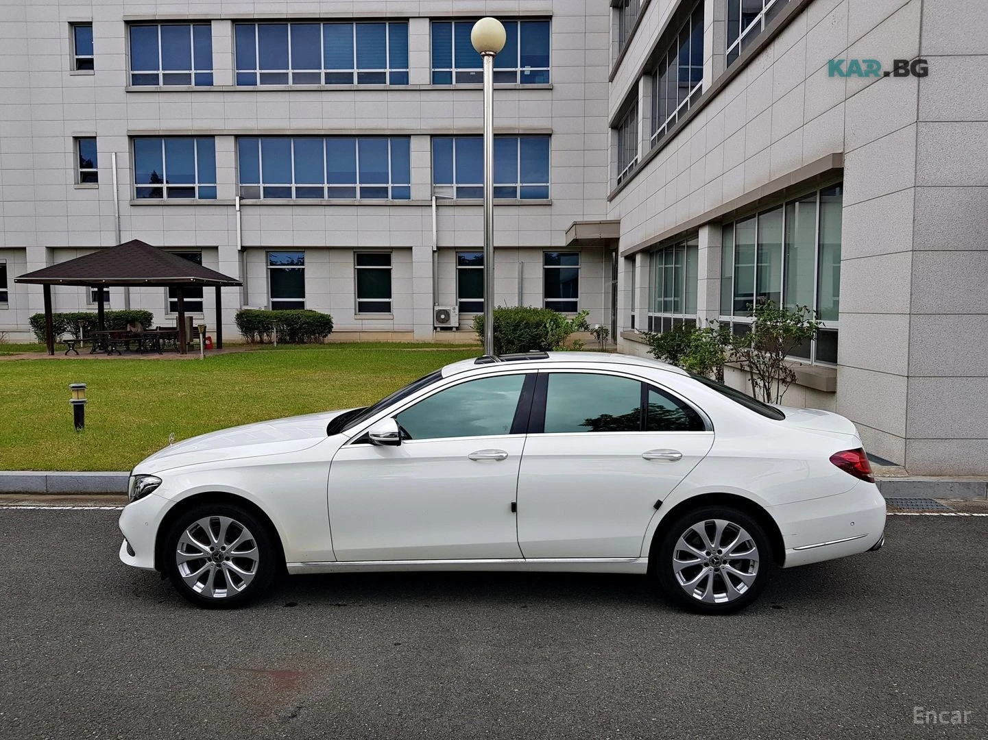 Mercedes-Benz E 220 D 4MATIC EXCLUSIVE Автокредит Цена до България, снимка 3 - Автомобили и джипове - 55189458