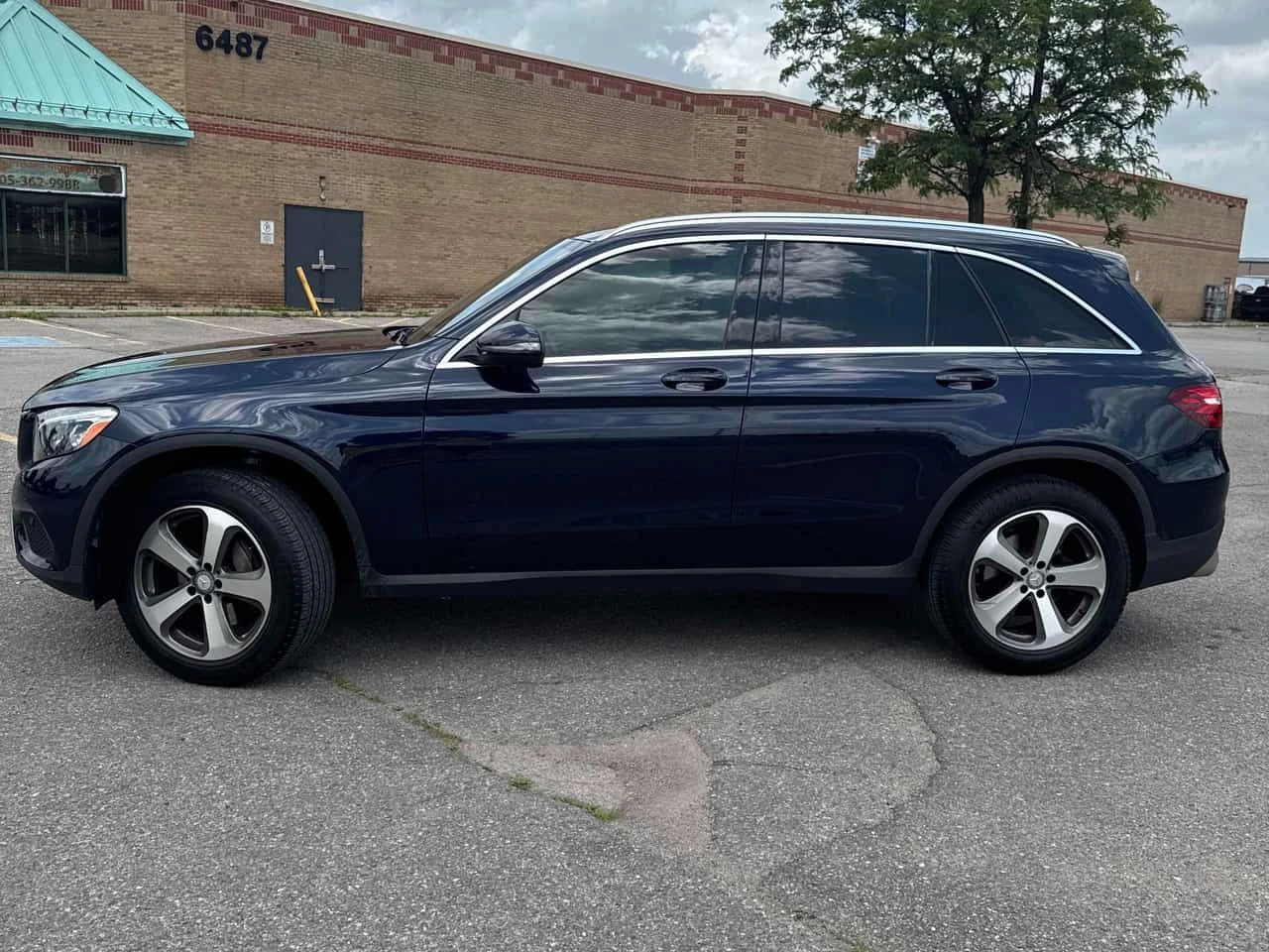 Mercedes-Benz GLC 300 * CARFAX * АВТОКРЕДИТ БЕЗ ПЪРВОНАЧАЛНА ВНОСКА * , снимка 2 - Автомобили и джипове - 55423318