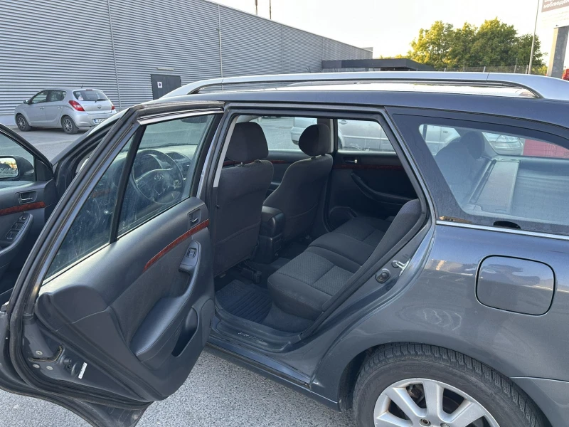 Toyota Avensis 2.2 D4D, снимка 12 - Автомобили и джипове - 52080061