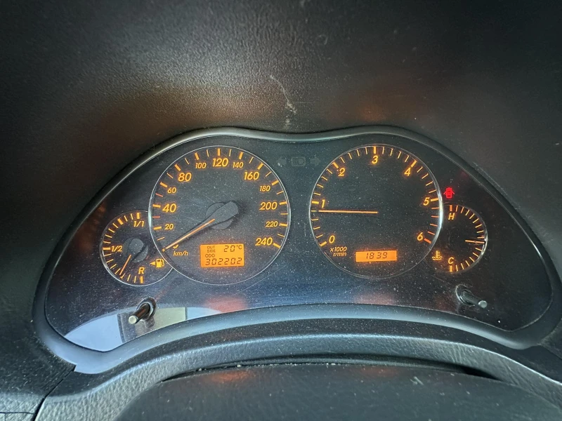 Toyota Avensis 2.2 D4D, снимка 11 - Автомобили и джипове - 52080061