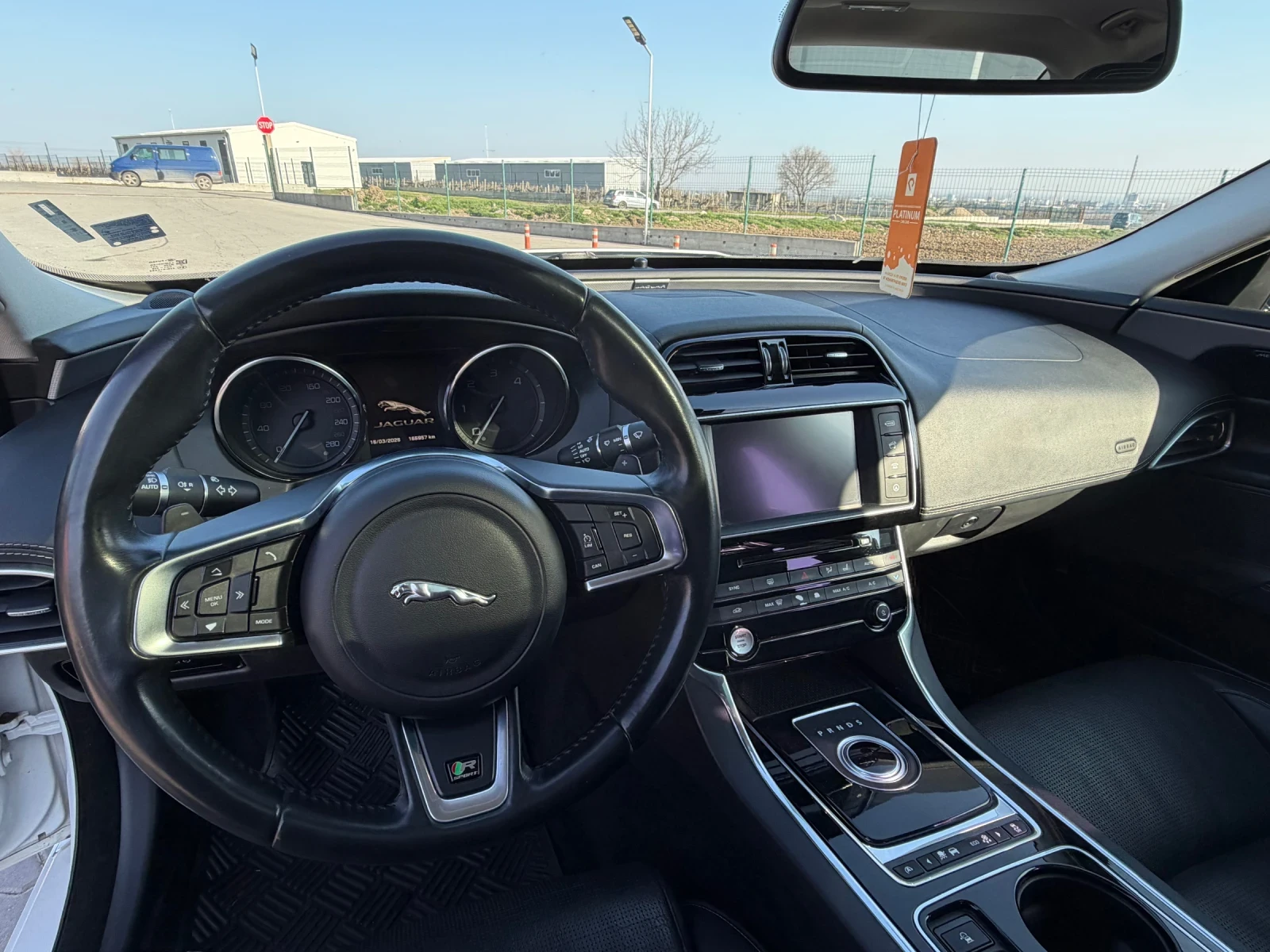 Jaguar XE 2.0d, снимка 12 - Автомобили и джипове - 54624570