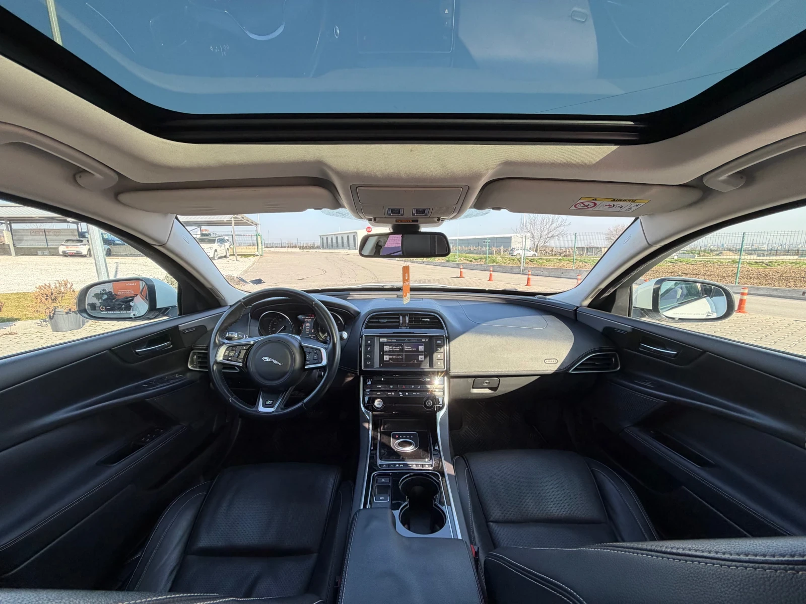 Jaguar XE 2.0d, снимка 10 - Автомобили и джипове - 54624570