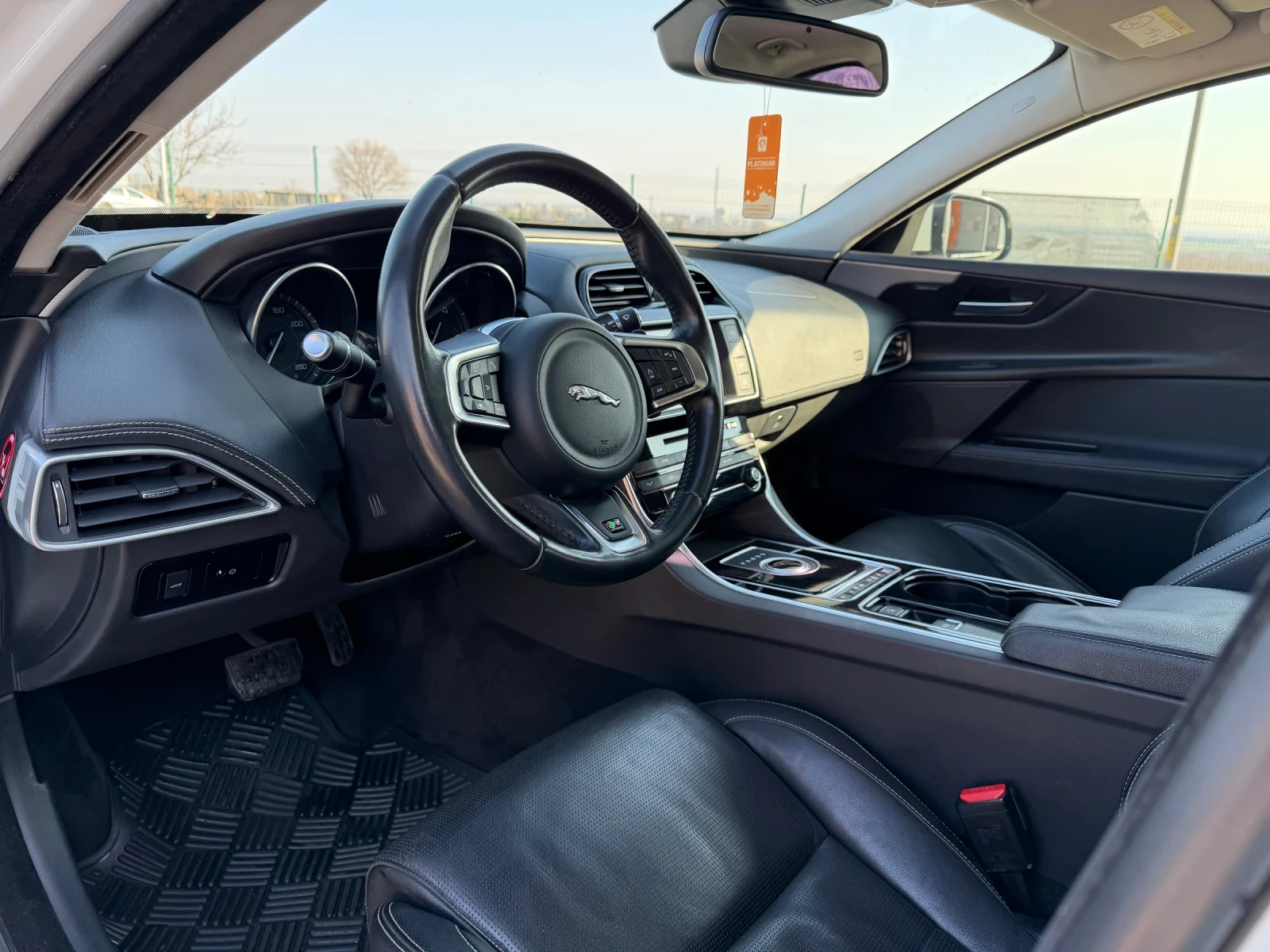Jaguar XE 2.0d, снимка 9 - Автомобили и джипове - 54624570