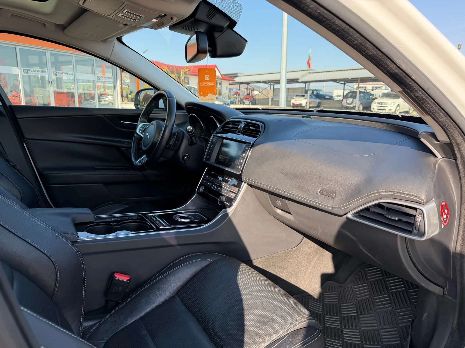 Jaguar XE 2.0d, снимка 11 - Автомобили и джипове - 54624570