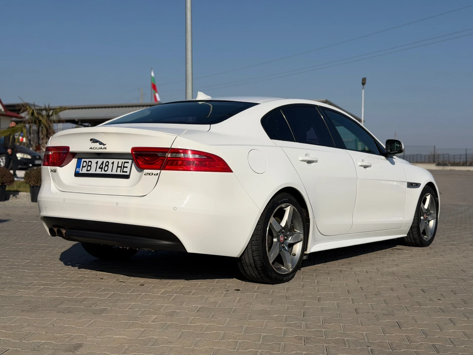 Jaguar XE 2.0d, снимка 3 - Автомобили и джипове - 54624570