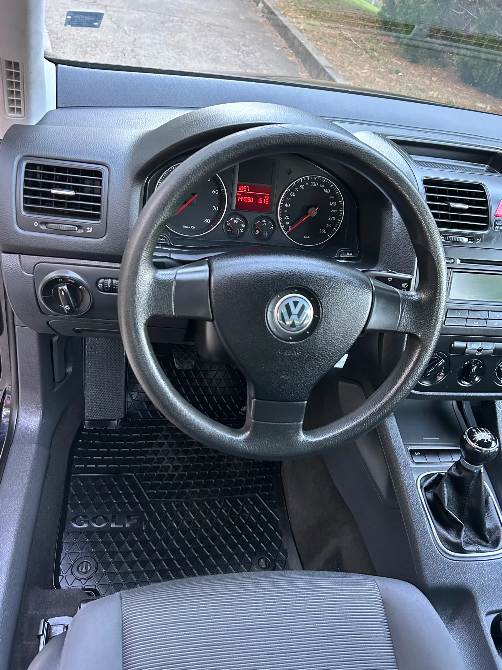 VW Golf 1.6, снимка 10 - Автомобили и джипове - 56134180