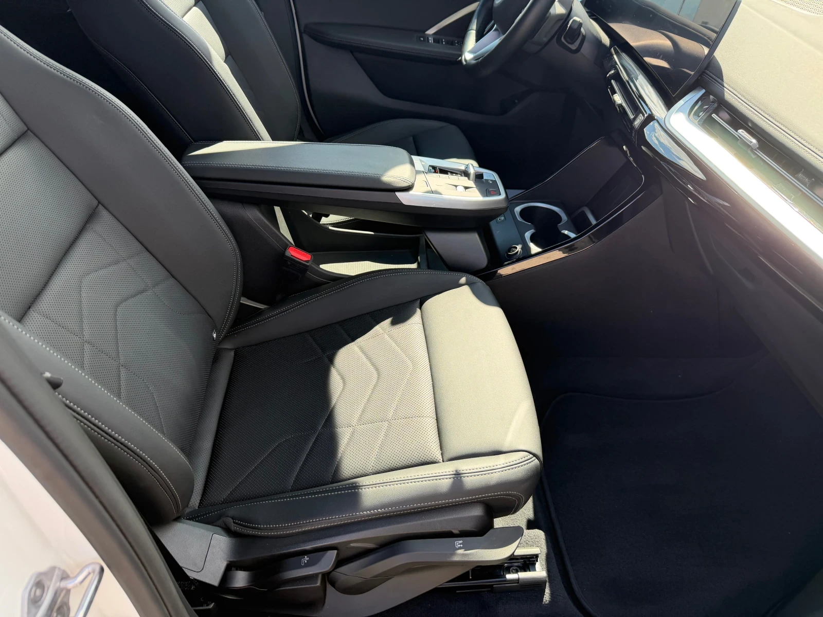BMW iX1 eDrive20 * ГАРАНЦИЯ!!!* xLine* LED* Facelift* , снимка 14 - Автомобили и джипове - 56211377