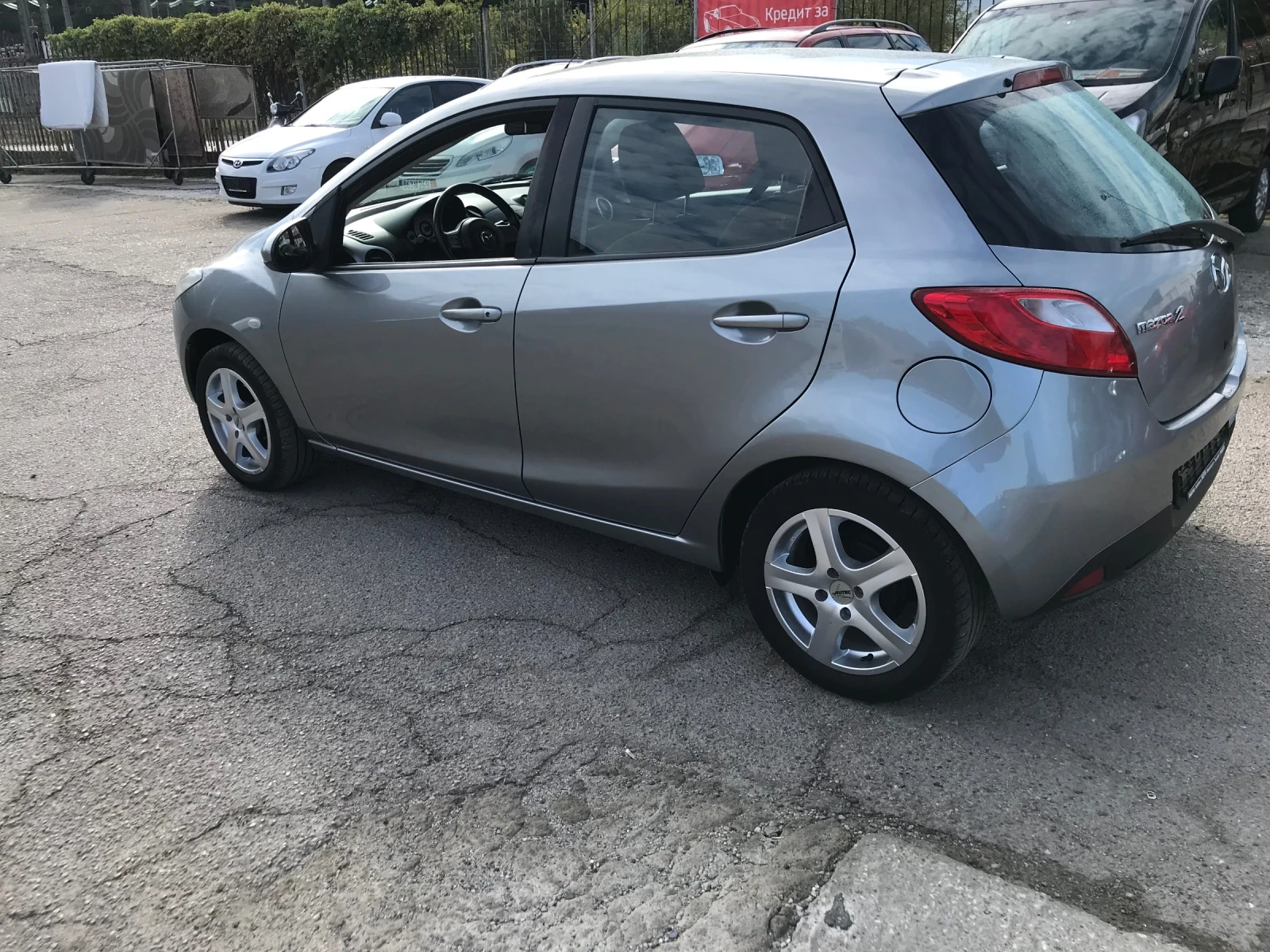 Mazda 2 1.3i AVTOMAT , снимка 6 - Автомобили и джипове - 56649331