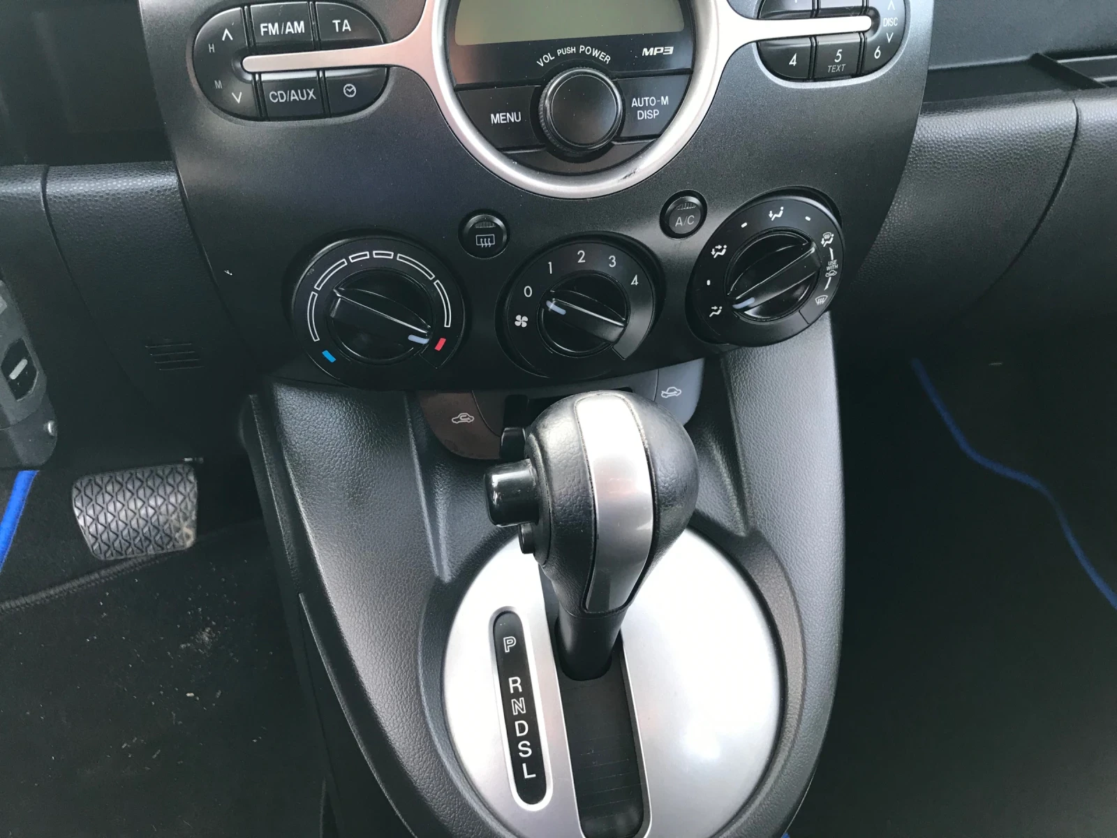 Mazda 2 1.3i AVTOMAT , снимка 9 - Автомобили и джипове - 56649331