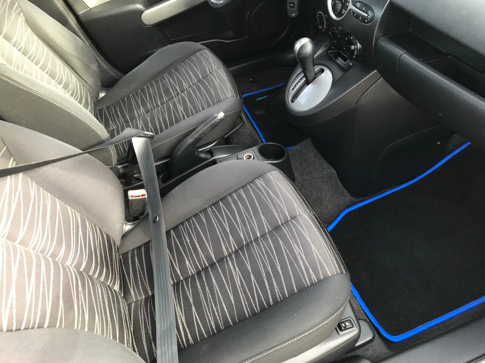 Mazda 2 1.3i AVTOMAT , снимка 7 - Автомобили и джипове - 56649331