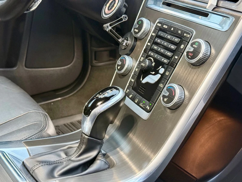Volvo XC60 T6 304 PS, снимка 8 - Автомобили и джипове - 52372773