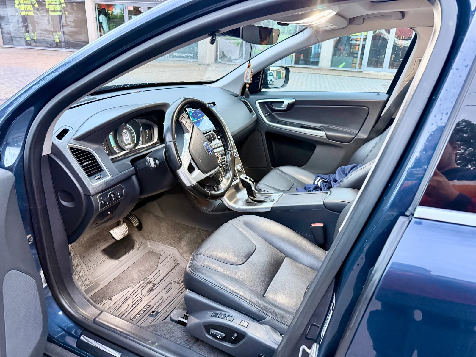 Volvo XC60 T6 304 PS - изображение 10