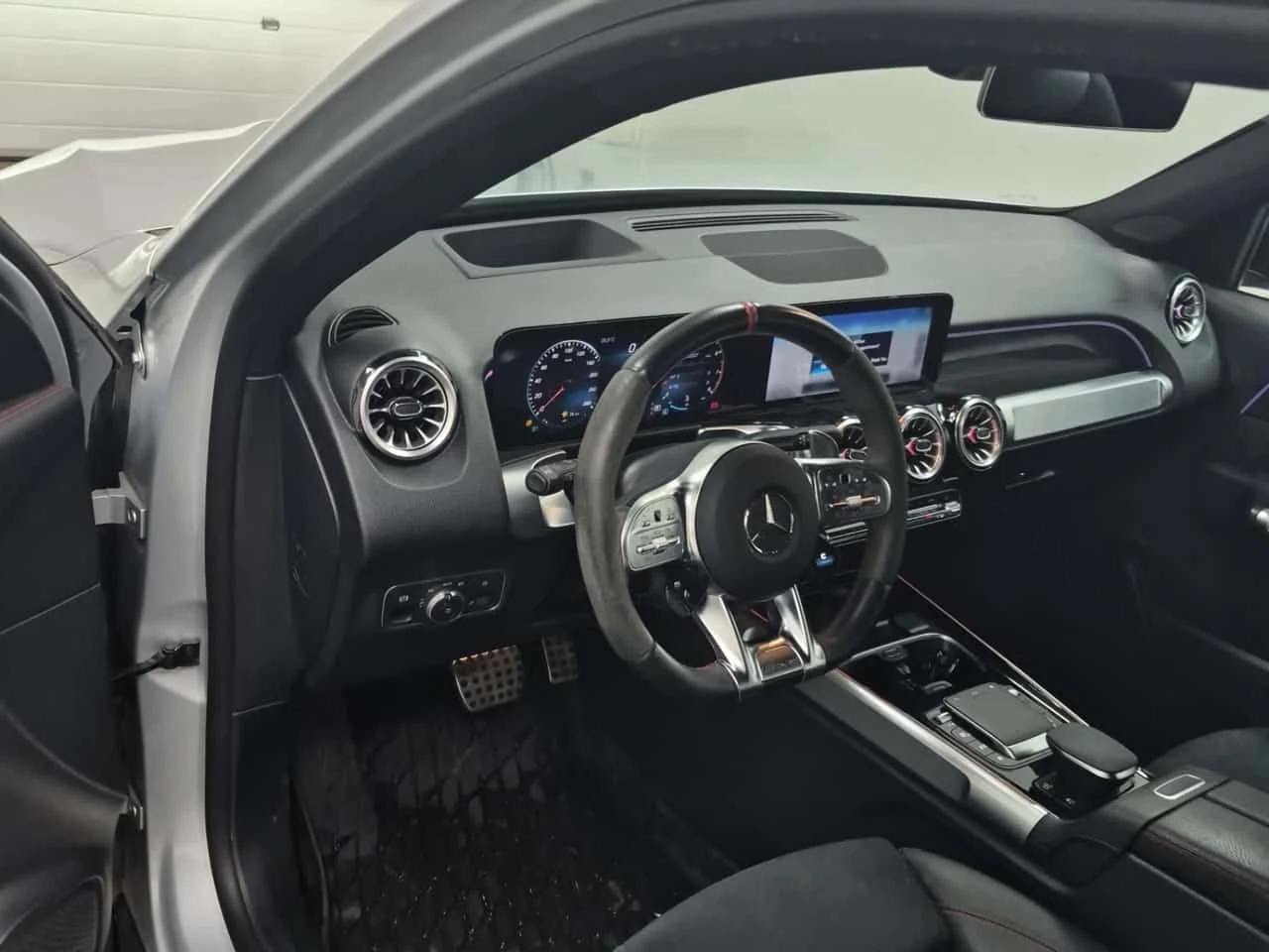 Mercedes-Benz GLB * AMG 35 * CARFAX * БЕЗ ПЪРВОНАЧАЛНА ВНОСКА, снимка 10 - Автомобили и джипове - 55313362