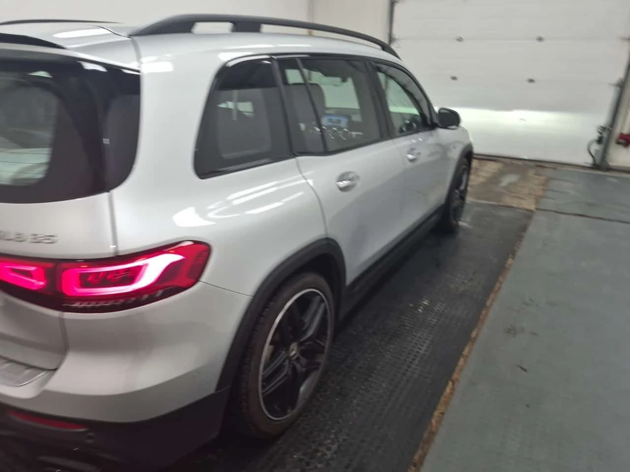 Mercedes-Benz GLB * AMG 35 * CARFAX * БЕЗ ПЪРВОНАЧАЛНА ВНОСКА, снимка 3 - Автомобили и джипове - 55313362