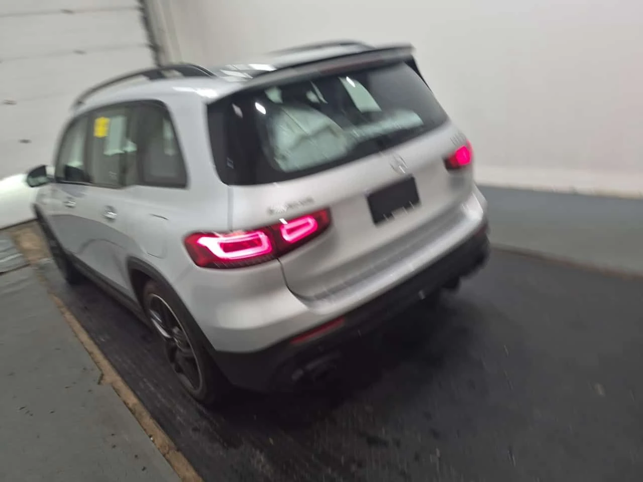 Mercedes-Benz GLB * AMG 35 * CARFAX * БЕЗ ПЪРВОНАЧАЛНА ВНОСКА, снимка 4 - Автомобили и джипове - 55313362