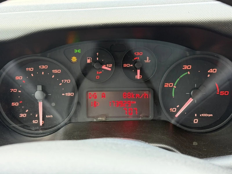 Iveco 35c17 Перфектен, дълга база и висок, с двойни гуми!, снимка 14 - Бусове и автобуси - 52052553