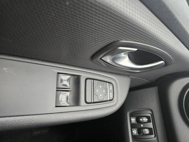 Renault Clio 0.9 TCe 75, снимка 10 - Автомобили и джипове - 52037230