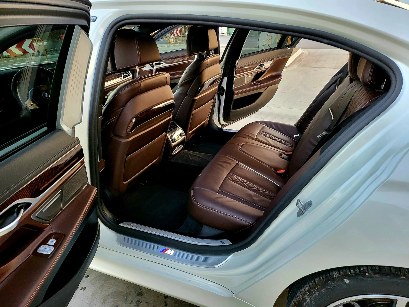 BMW 745 Le Xdrive Plugin Hybrid, снимка 12 - Автомобили и джипове - 53432347