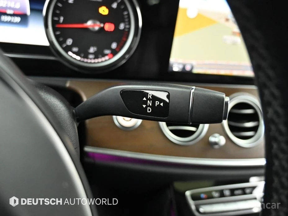 Mercedes-Benz E 220, снимка 9 - Автомобили и джипове - 53972797