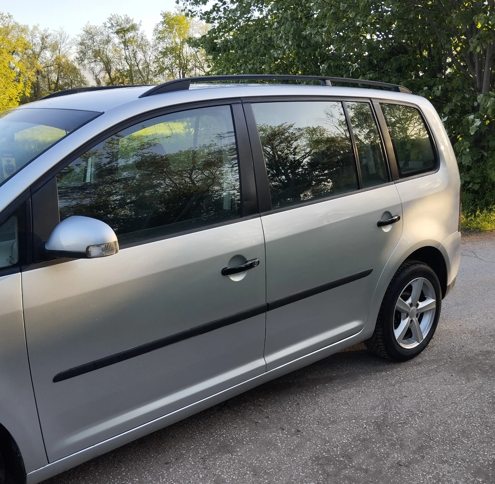 VW Touran 1.9 105 7местен, снимка 6 - Автомобили и джипове - 54480753