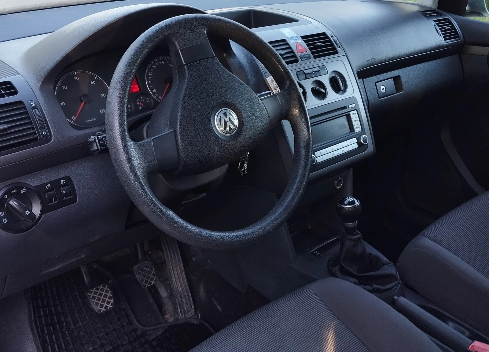 VW Touran 1.9 105 7местен, снимка 5 - Автомобили и джипове - 54480753
