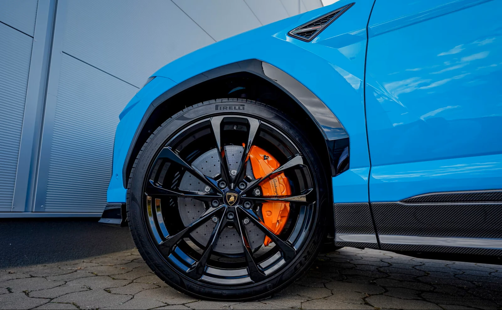 Lamborghini Urus CARBON* AKRAPOVIC* HEAD-UP* B&O* PANO* KEYLESS* DI, снимка 8 - Автомобили и джипове - 55952297