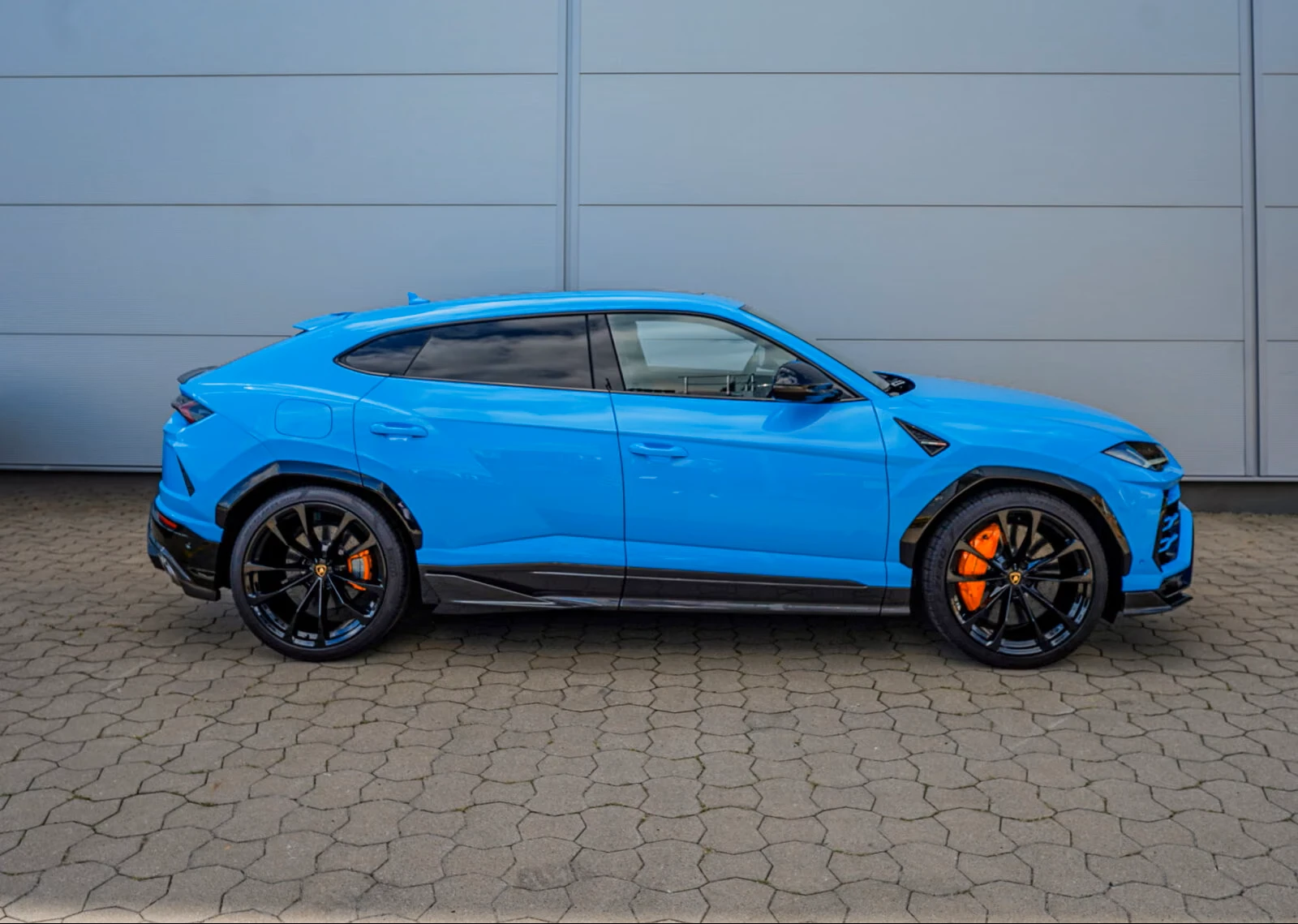 Lamborghini Urus CARBON* AKRAPOVIC* HEAD-UP* B&O* PANO* KEYLESS* DI, снимка 3 - Автомобили и джипове - 55952297