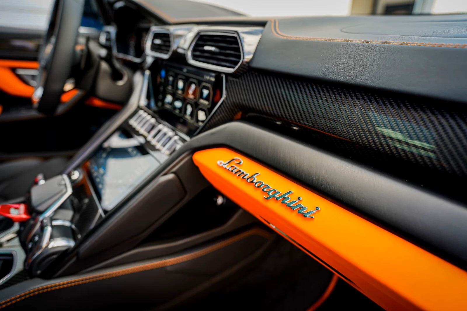 Lamborghini Urus CARBON* AKRAPOVIC* HEAD-UP* B&O* PANO* KEYLESS* DI, снимка 12 - Автомобили и джипове - 55952297