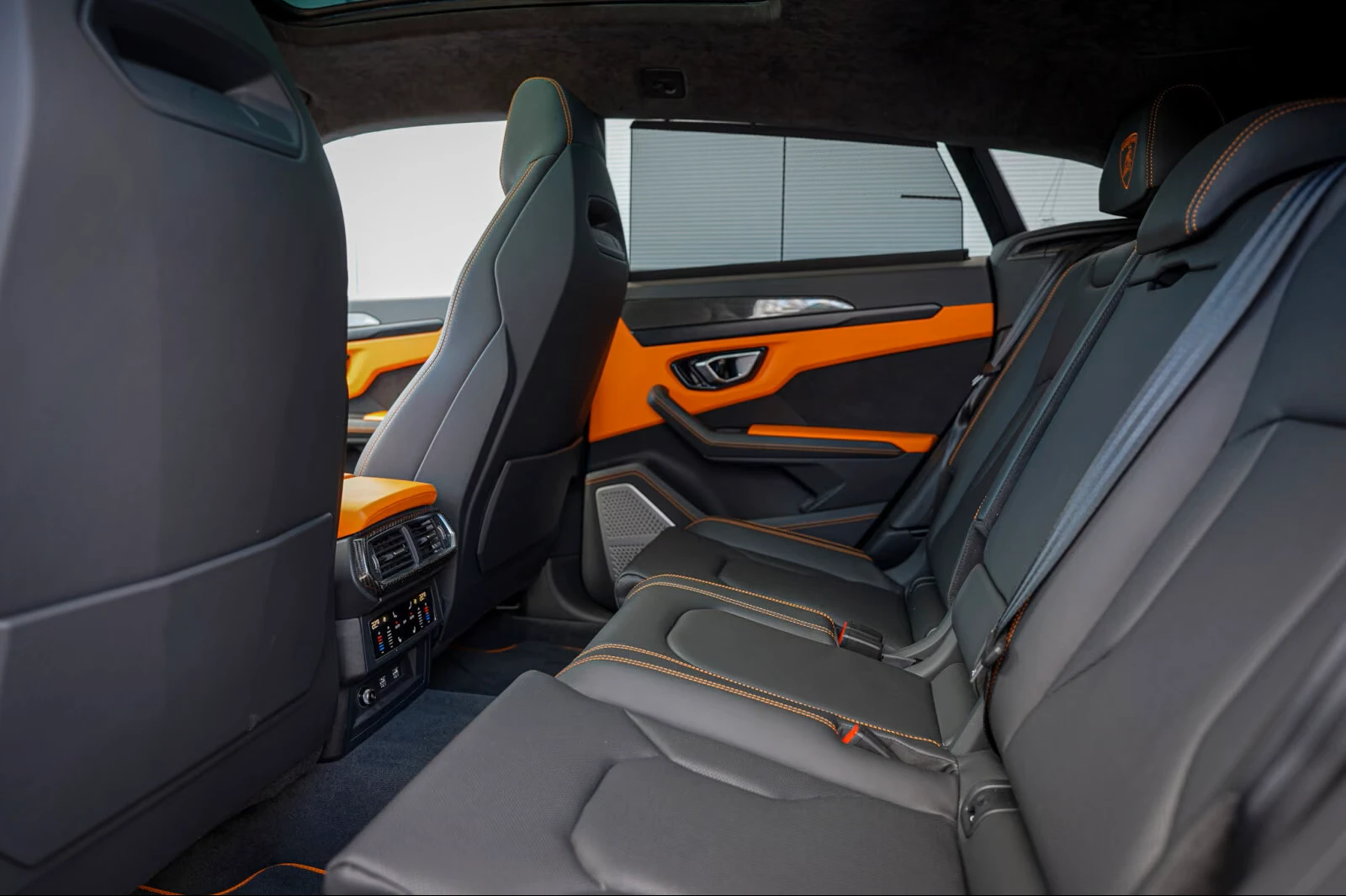 Lamborghini Urus CARBON* AKRAPOVIC* HEAD-UP* B&O* PANO* KEYLESS* DI, снимка 15 - Автомобили и джипове - 55952297