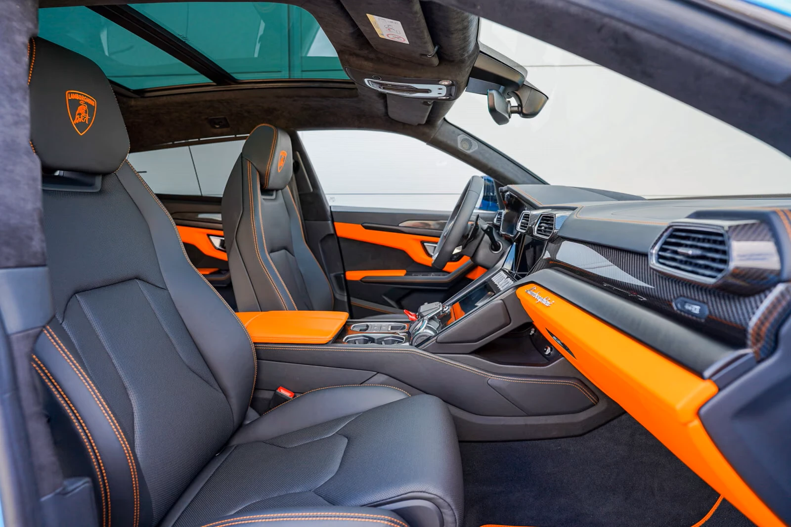 Lamborghini Urus CARBON* AKRAPOVIC* HEAD-UP* B&O* PANO* KEYLESS* DI, снимка 13 - Автомобили и джипове - 55952297