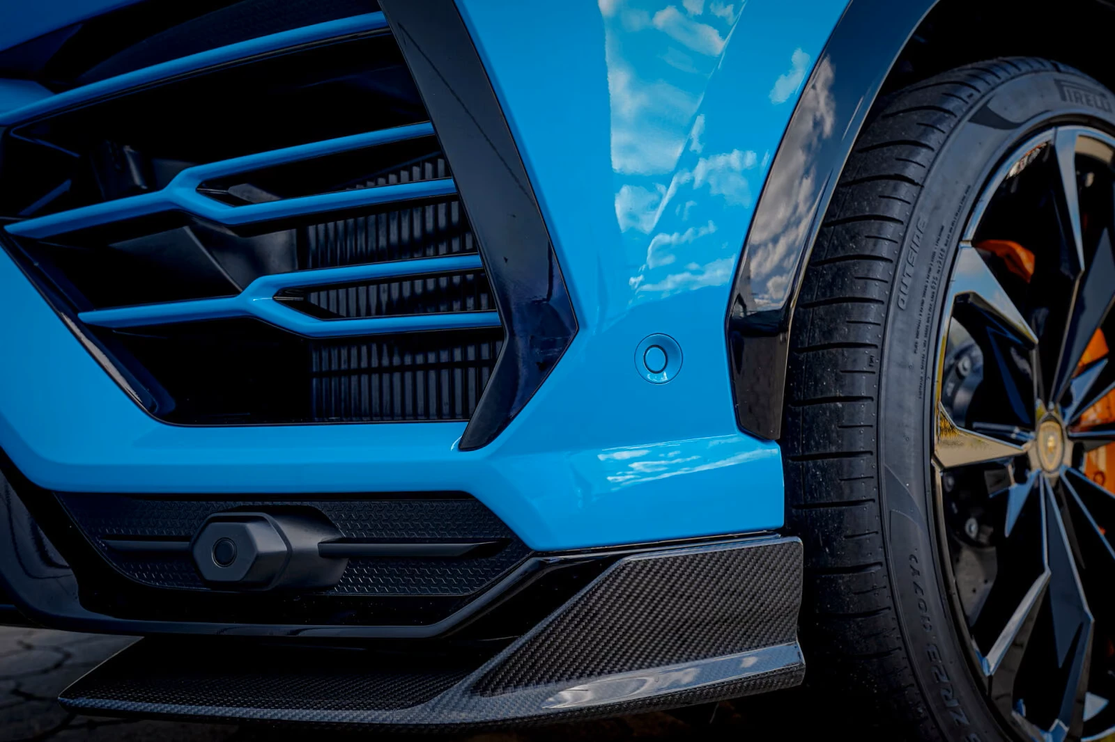 Lamborghini Urus CARBON* AKRAPOVIC* HEAD-UP* B&O* PANO* KEYLESS* DI, снимка 9 - Автомобили и джипове - 55952297