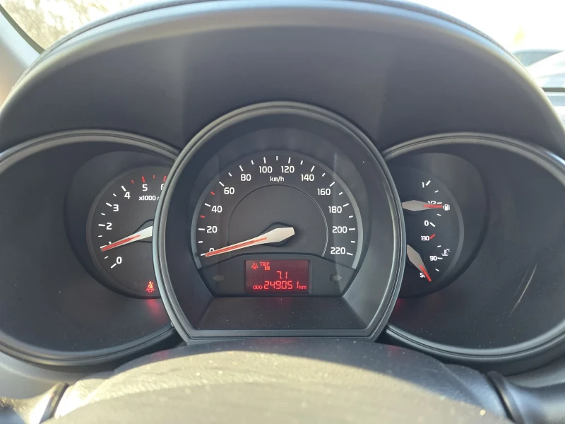Kia Rio 1.4d 90к.с 6 скорости Топ състояние , снимка 17 - Автомобили и джипове - 52772482