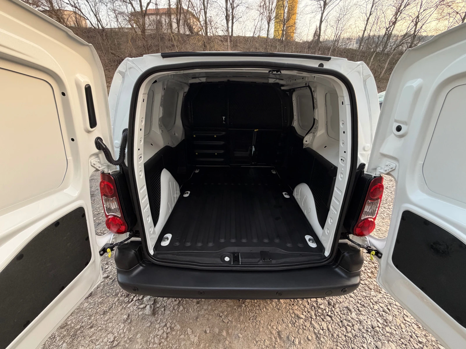 Peugeot Partner 1.6BLUHDI* TOP* EVRO6 , снимка 14 - Автомобили и джипове - 53735462