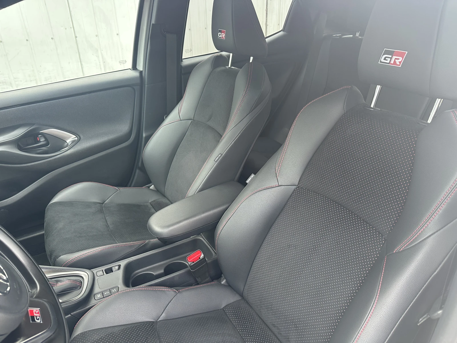 Toyota Yaris Hybrid GR Sport, снимка 6 - Автомобили и джипове - 54731349