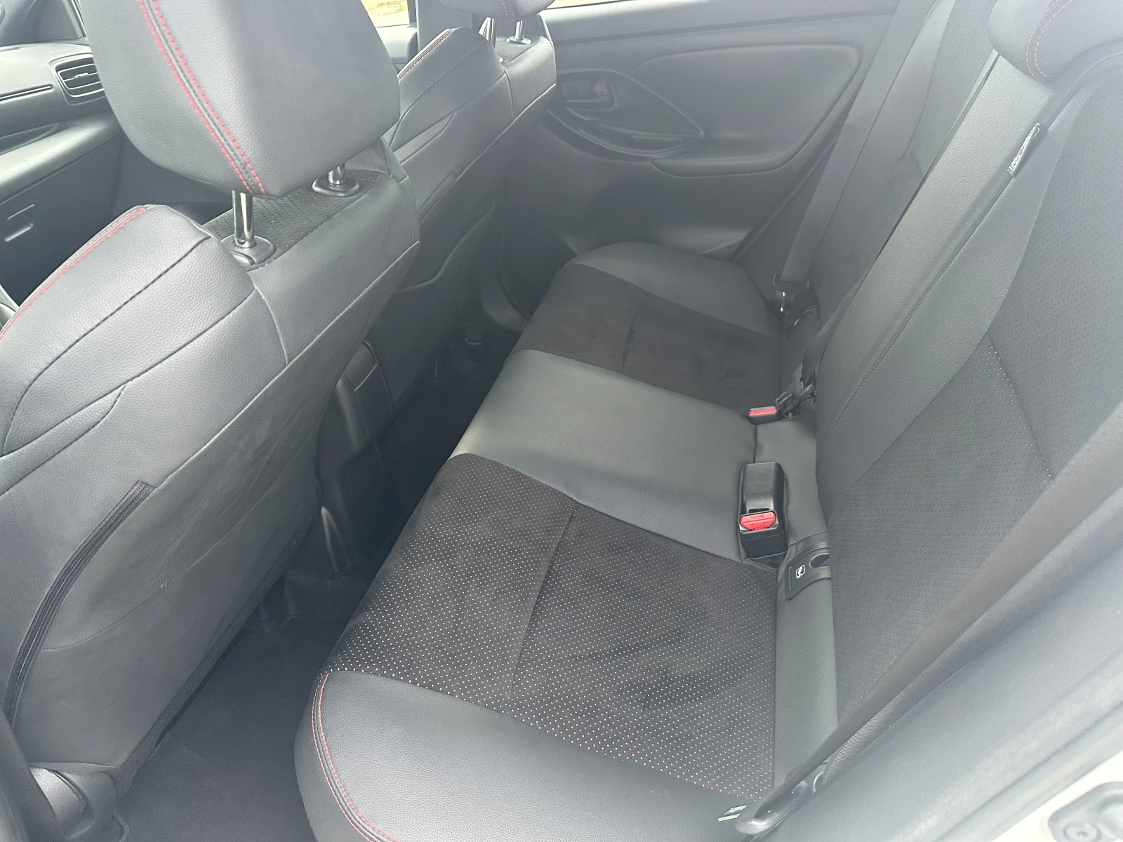 Toyota Yaris Hybrid GR Sport, снимка 9 - Автомобили и джипове - 54731349