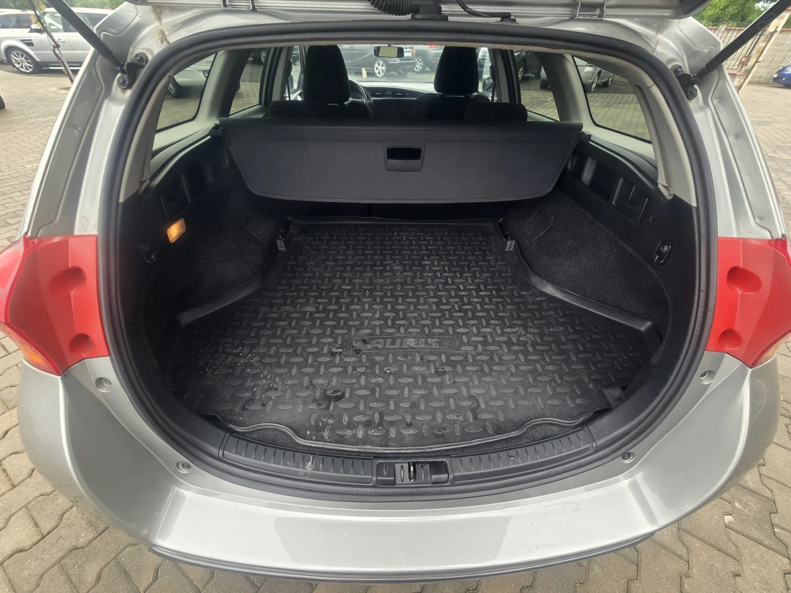Toyota Auris 1.8i HYBRIDA , снимка 13 - Автомобили и джипове - 54886622