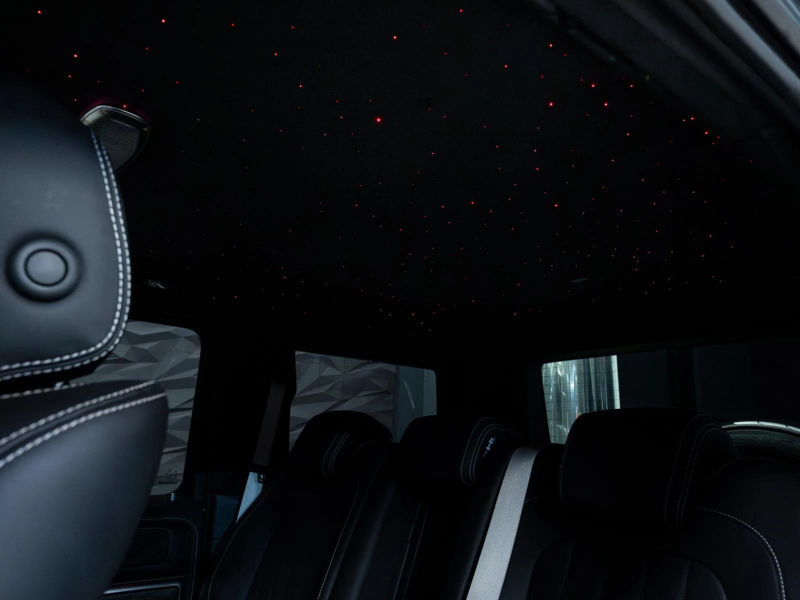 Mercedes-Benz G 63 AMG AKRAPOVIC* STARLIGHT* BURM* 360 CAMERA* CARBON* PA, снимка 6 - Автомобили и джипове - 53923644