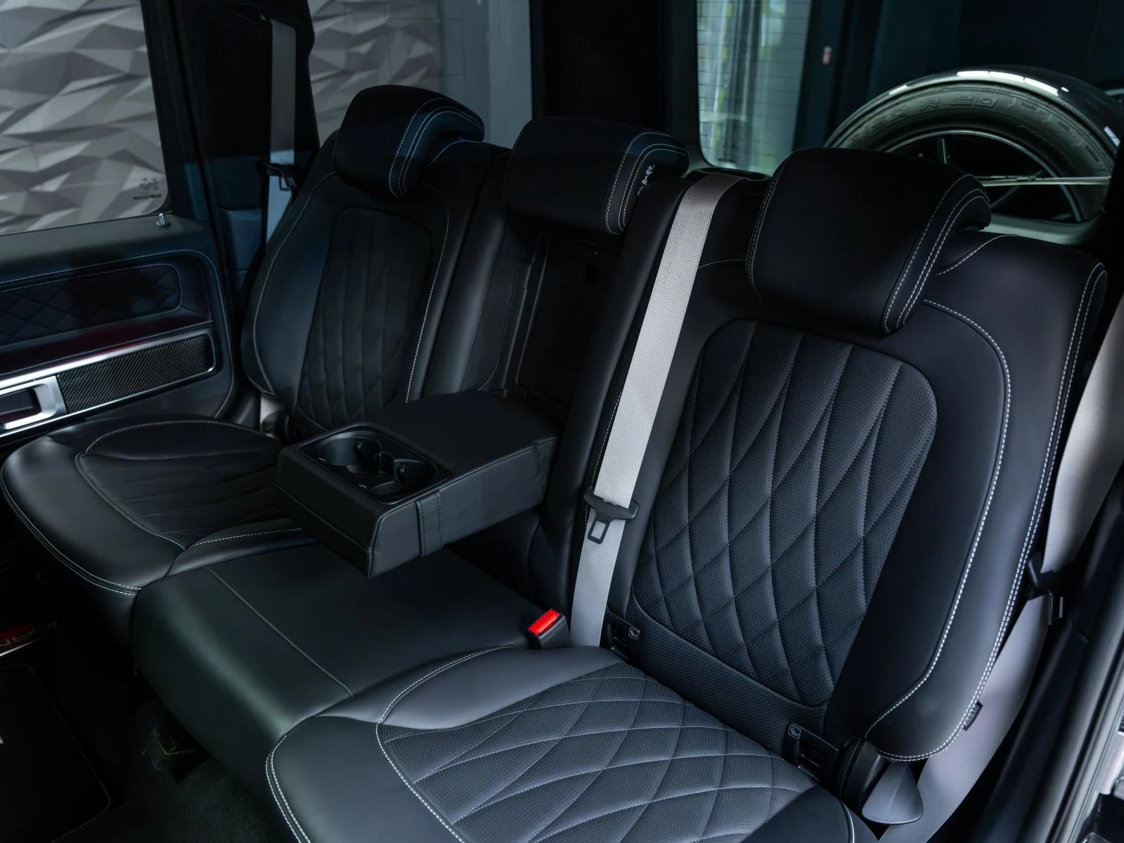 Mercedes-Benz G 63 AMG AKRAPOVIC* STARLIGHT* BURM* 360 CAMERA* CARBON* PA, снимка 17 - Автомобили и джипове - 53923644